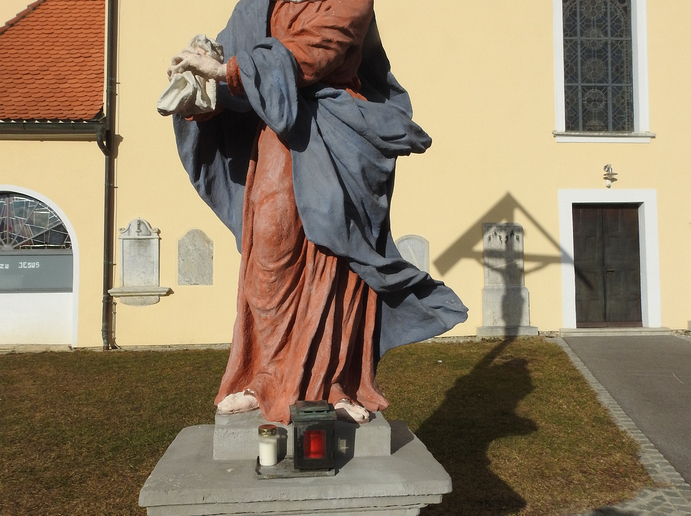 Marienstatue im Kirchhof